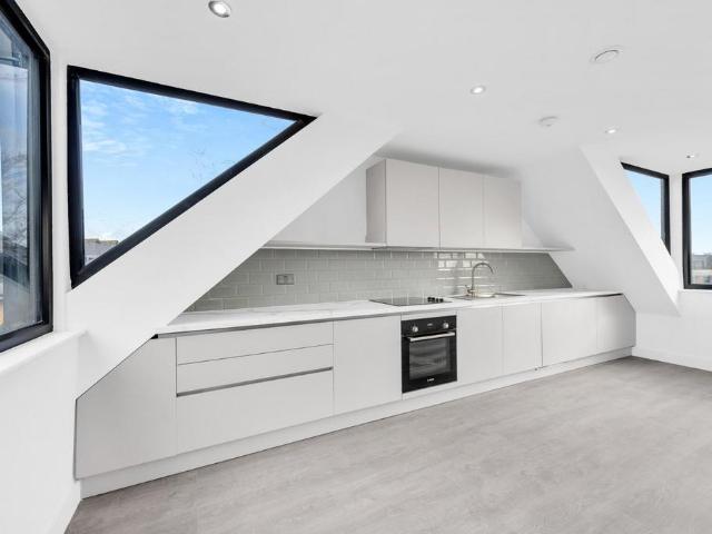 Victoria Road, Horley 2 bed flat to rent £1,600 pcm £369 pw