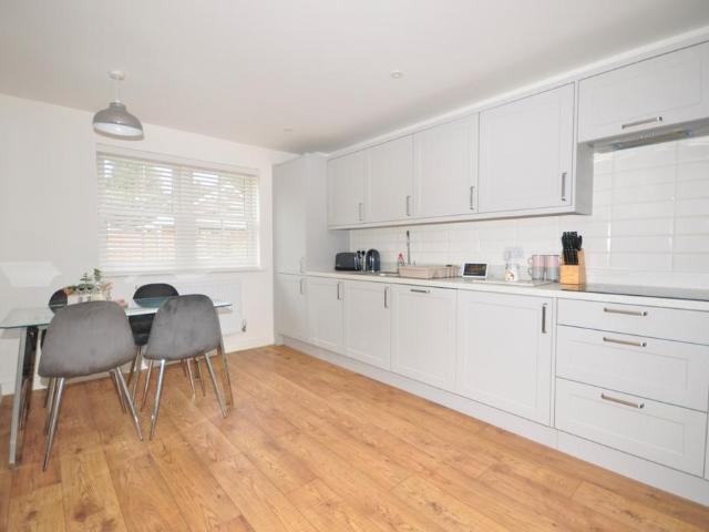 Victoria Road, Horley, RH6 2 bed apartment to rent £1,600 pcm £369 pw