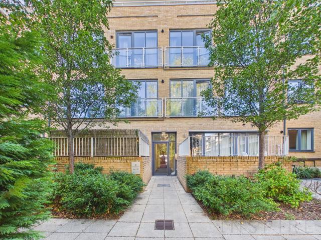 Victoria Road, Horley RH6, 2 bed flat to rent, £1,650 pcm | PrimeLocation