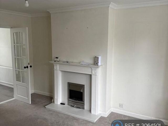 Victoria Road, Leeds, LS20 2 bed semi detached house to rent £1,300 pcm £300 pw