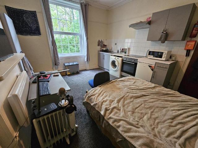 Victoria Road, Leeds 1 bed house to rent £455 pcm £105 pw