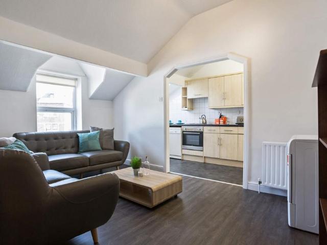 VICTORIA ROAD, Leeds 5 bed house to rent £1,950 pcm £450 pw