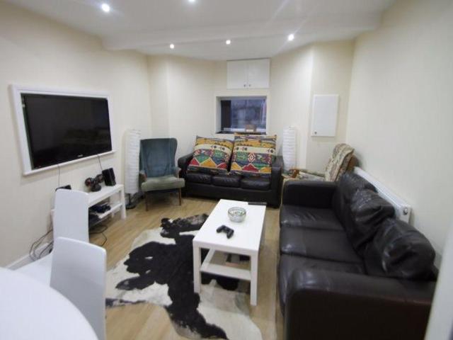 Victoria Road, Leeds 6 bed house to rent £3,744 pcm £864 pw