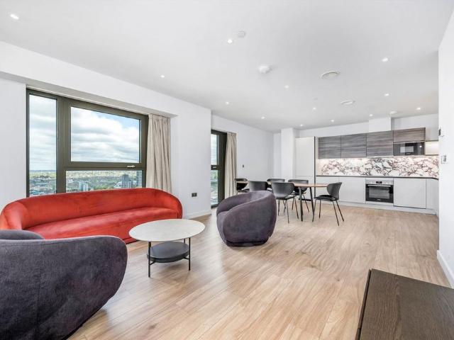 Victoria Road, London W3 3 bed flat to rent £3,825 pcm £883 pw