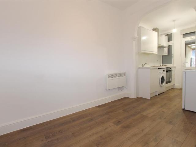 Victoria Road, London N18, Studio to rent, £900 pcm | PrimeLocation