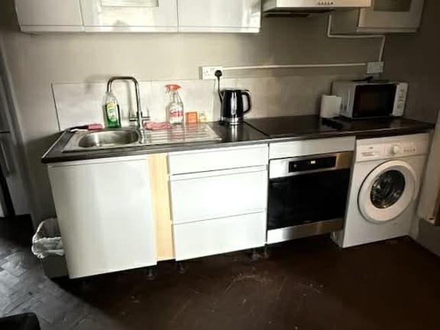 victoria road, London, N9 2 bed flat to rent £1,600 pcm £369 pw