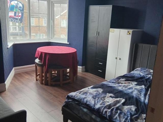 Victoria Road, London N9, Studio to rent, £1,200 pcm | PrimeLocation