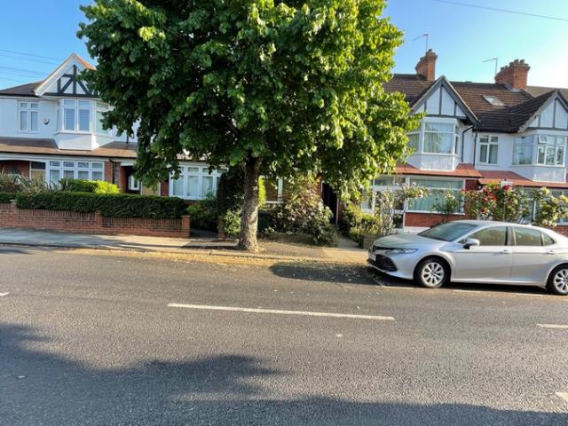 Victoria Road, London NW7, 3 bed flat to rent, £2,400 pcm | PrimeLocation