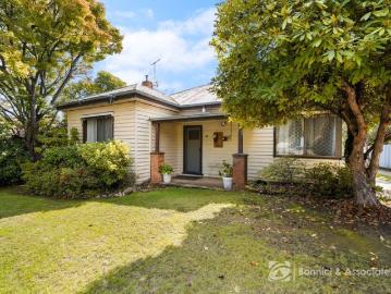 VICTORIA ROAD PRIME BEECHWORTH LOCATION