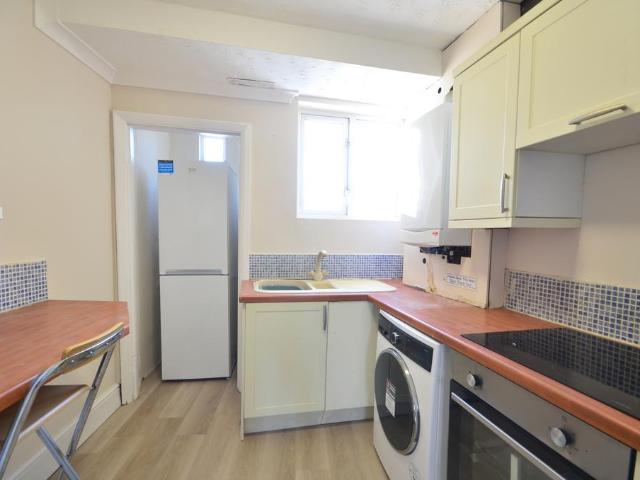 Victoria Road, Ruislip, HA4 3 bed flat to rent £1,750 pcm £404 pw