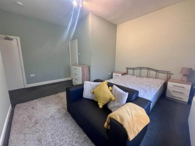 Victoria Road room 2, West. 1 bed in a house share to rent £675 pcm £156 pw