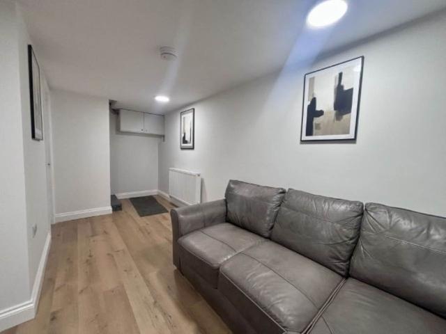 Victoria Road room 2, Morley, Leeds