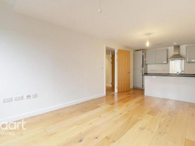 Victoria Road, Romford 1 bed apartment to rent £1,400 pcm £323 pw