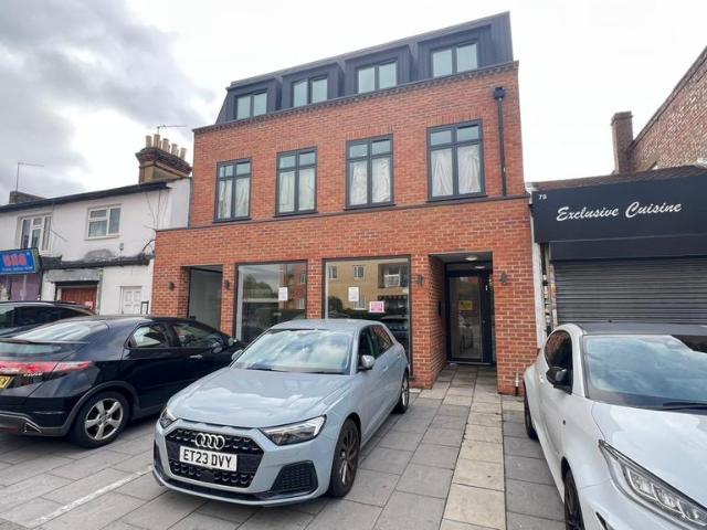 Victoria Road, Romford RM1 2 bed flat to rent £1,900 pcm £438 pw