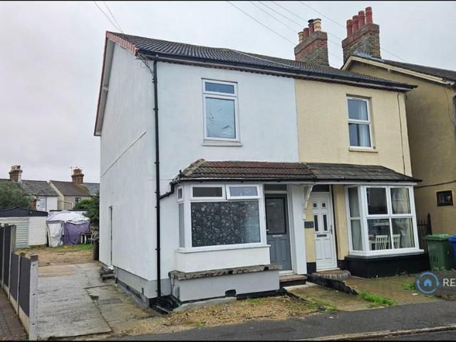 Victoria Road, Stanford Le Hope, SS17 3 bed semi detached house to rent £1,750 pcm £404 pw