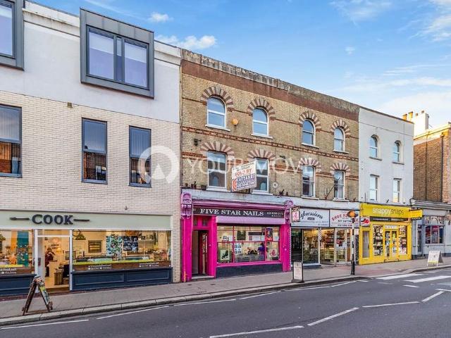 Victoria Road, Surrey KT6 1 bed flat to rent £1,450 pcm £335 pw