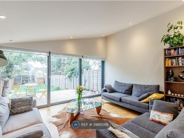Victoria Road, Sutton SM1, 2 bed flat to rent, £2,200 pcm | PrimeLocation