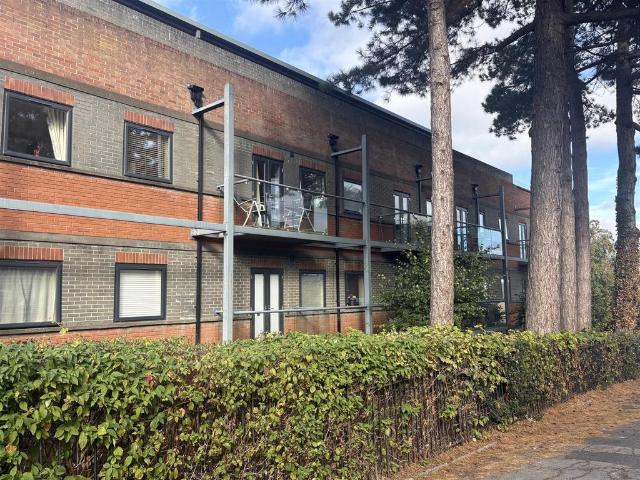 Victoria Road, Swindon 1 bed apartment to rent £850 pcm £196 pw