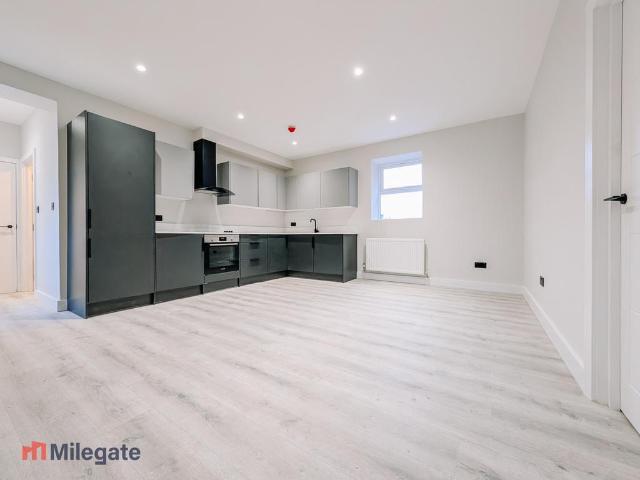 Victoria Road, Sevenoaks TN13 2 bed flat to rent £1,550 pcm £358 pw
