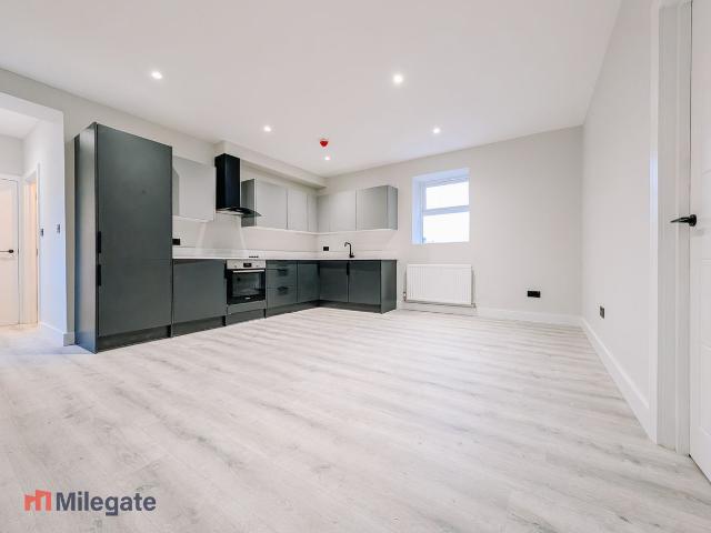 Victoria Road, Sevenoaks TN13, 2 bed flat to rent, £1,550 pcm | PrimeLocation