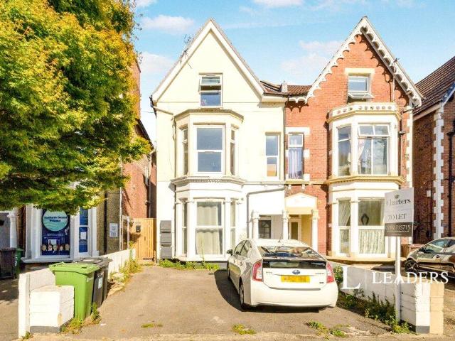 Victoria Road South, PO5 2 bed flat to rent £1,100 pcm £254 pw