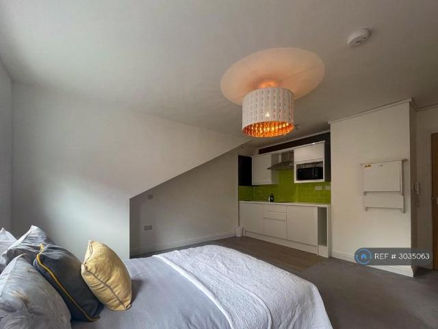Victoria Road South, Southsea, PO5 Studio to rent £850 pcm £196 pw