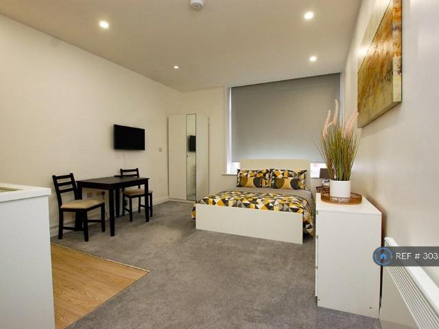 Victoria Road South, Southsea, PO5 Studio to rent £950 pcm £219 pw