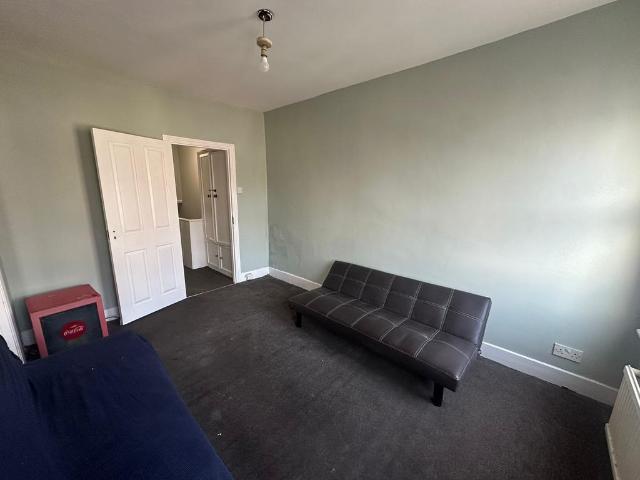 Victoria Road, Southall UB2 2 bed maisonette to rent £1,600 pcm £369 pw
