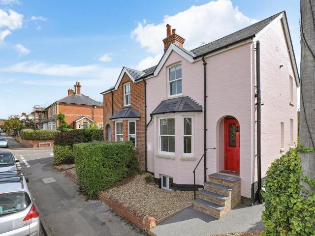 Victoria Road, Wargrave, Reading. 3 bed semi detached house to rent £3,250 pcm £750 pw