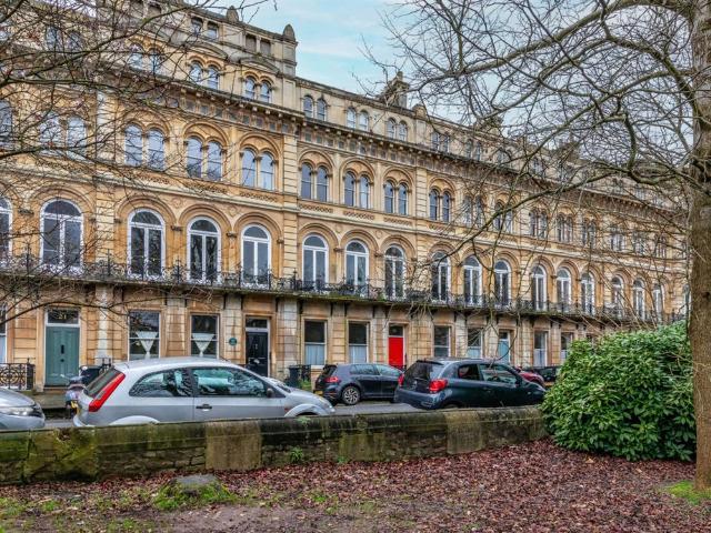 Victoria Square, Clifton, Bristol BS8, 2 bed flat to rent, £2,100 pcm | PrimeLocation