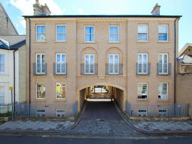 Victoria Street, Cambridge CB1 3 bed townhouse to rent £2,650 pcm £612 pw