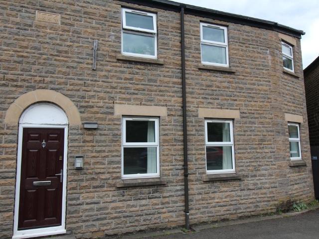 Victoria Street, Glossop SK13 2 bed flat to rent £875 pcm £202 pw