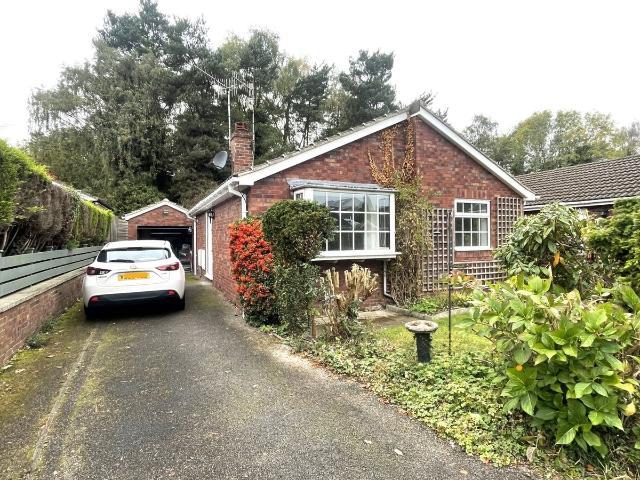 Victoria Street, Dronfield, Derbyshire S18, 2 bed detached bungalow to rent, £995 pcm | PrimeLocation