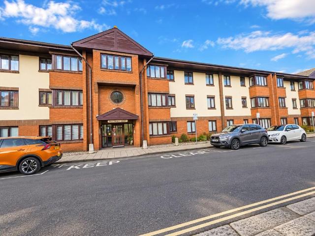 Victoria Street, Weymouth 1 bed apartment to rent £790 pcm £182 pw