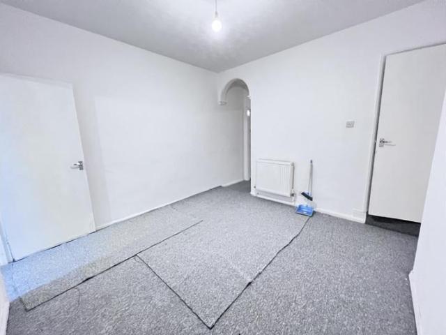 Victoria Street, Willenhall. 2 bed terraced house to rent £900 pcm £208 pw