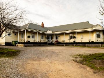 VICTORIAN COUNTRY STYLE HOMESTEAD IN THE MACEDON RANGES