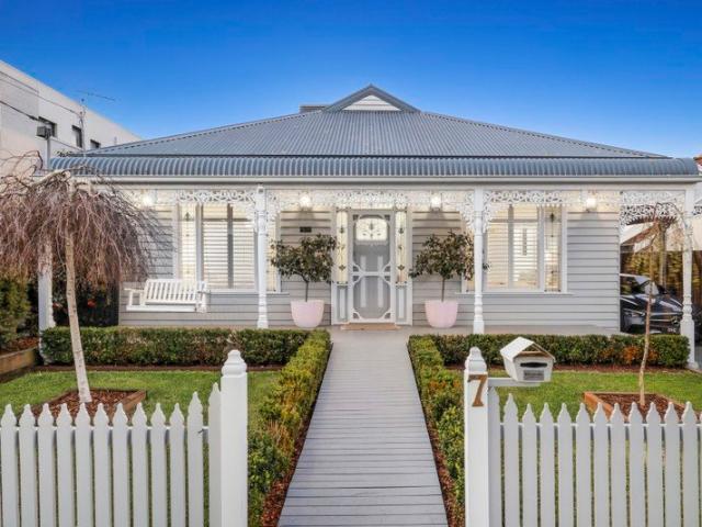 Victorian Elegance Enriched with Contemporary Radiance