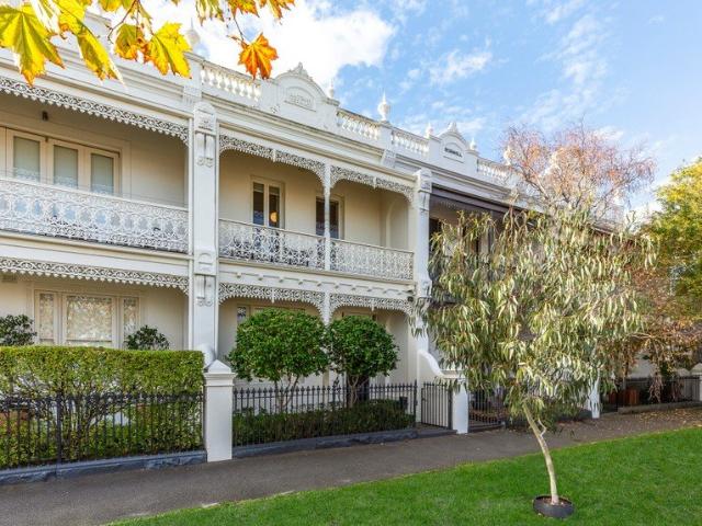 Victorian Elegance with Family Flexibility in a Premier Bayside Setting