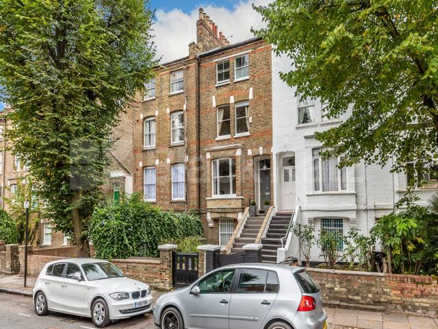 Victorian house split over three floors offering five double bedrooms