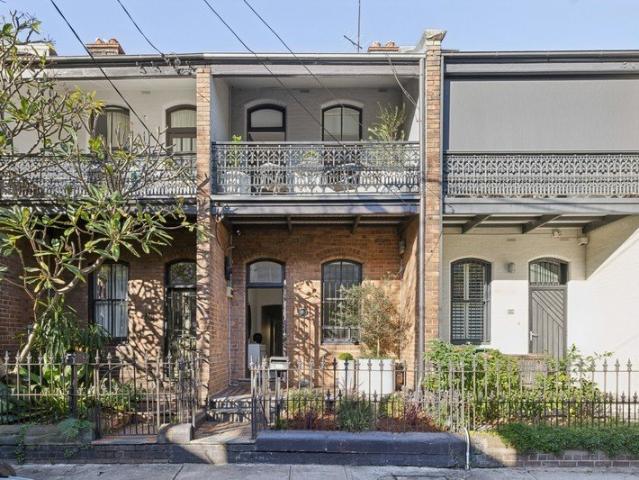 Victorian terrace in village location on edge of CBD