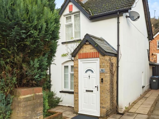 Victorian Two Bed Cottage to Rent Next to Rail Station & 30mins to London Bridge, CR8