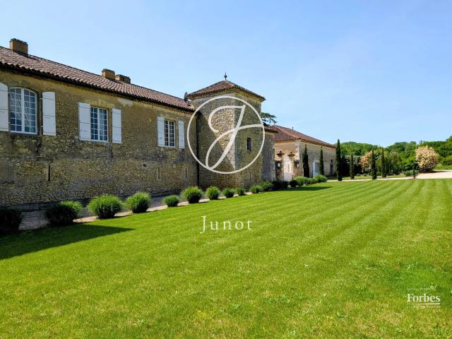 VIC FEZENSAC Gascogne Château historique domaine de plus de 4ha à vendre