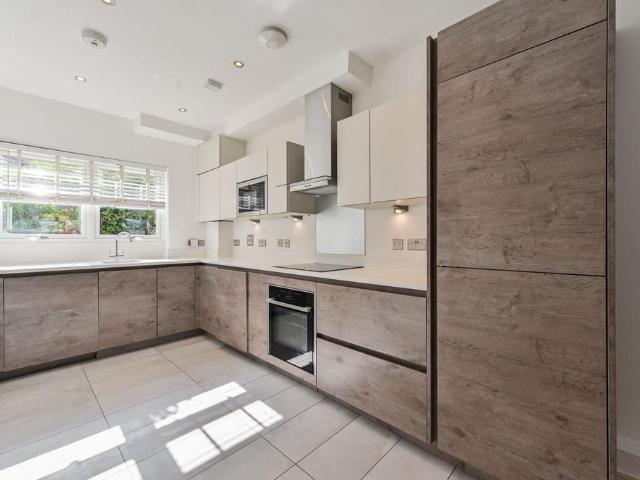 Vicarage Crescent, Battersea, London. 4 bed house to rent £5,250 pcm £1,212 pw