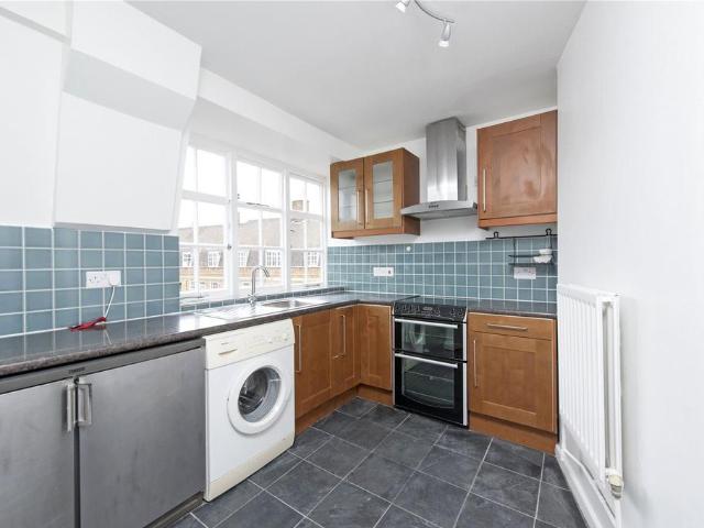 Vicarage Crescent, London, SW11 1 bed house to rent £2,050 pcm £473 pw