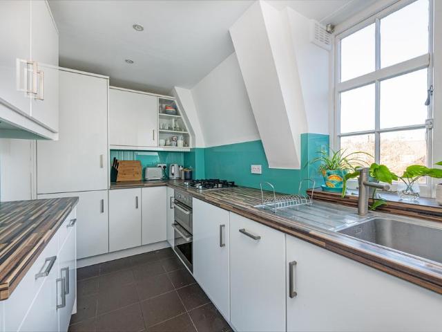 Vicarage Crescent, London, SW11 2 bed flat to rent £2,400 pcm £554 pw