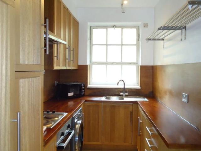 Vicarage Crescent, London SW11, 3 bed flat to rent, £2,800 pcm | PrimeLocation
