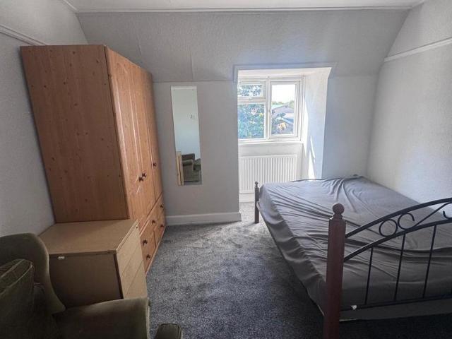 Vicarage Farm Road, Hounslow TW5 1 bed flat to rent £2,590 pcm £598 pw
