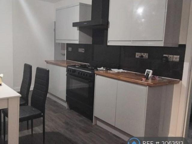 Vicarage Farm Road, Hounslow, TW5 6 bed semi detached house to rent £3,000 pcm £692 pw