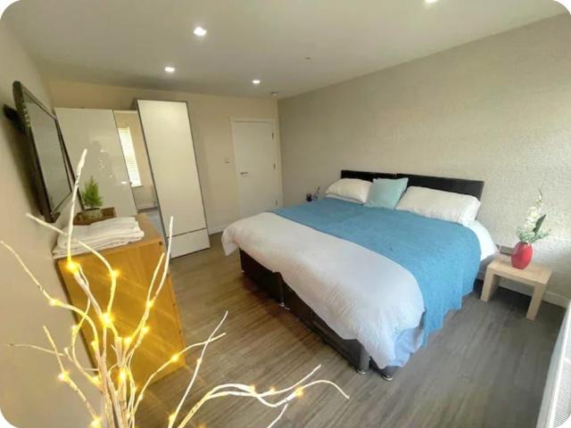 Vicarage Farm Road, Hounslow TW3, 1 bed flat to rent, £1,700 pcm | PrimeLocation