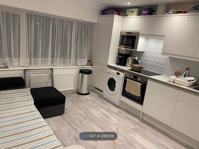 Vicarage Farm Road, Hounslow TW3, 2 bed flat to rent, £1,750 pcm | PrimeLocation